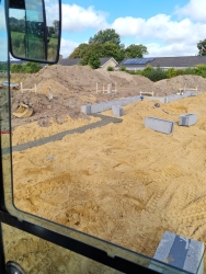 Udgravning og sandpude til støbning af fundament