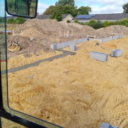 Udgravning og sandpude til støbning af fundament